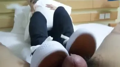 I went on a business trip to Hangzhou and found a pure female college student to relieve my sexual desire. For 800 yuan, I can only do footjob. Then let her use her feet to cum.