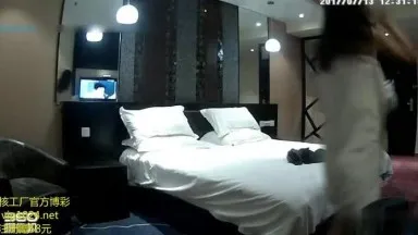 [Fotos sinceras del hotel] Chica inocente con gafas~ Su amante entró en la habitación y empezó a jugar con su teléfono~ ¡¡¡La chica realmente quiere que la follen~!!!