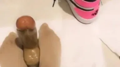 Chica reproductora Parte 5: Me duelen los pies de tanto caminar ~ Ve al baño y saca la polla mágica para masajearte los pies