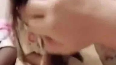 La pequeña novia estaba tan concentrada en morderla que no se dio cuenta de que su novio la filmaba en secreto. El video se filtró accidentalmente así~.