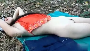 Una chica de piel clara en lo profundo del bosque fue follada en la naturaleza ~ La chica de piel clara fue forzada por un joven cachondo y estaba llena de pasión ~