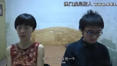 A young director from Beijing set up an interview with the lady sitting on the stage. He used some tricks to make his sister feel good on the bed. But he ended up getting bloody after he penetrated her?!