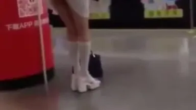 Una ragazza con una gonna corta tira apertamente un vibratore sulla banchina della stazione....