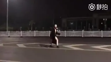 Video of a woman who is very popular on the Internet recently wearing a coat and running naked on the street