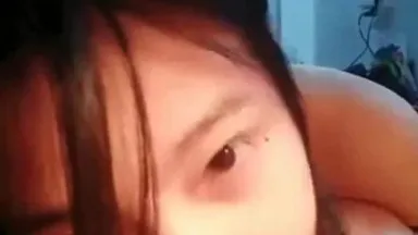 La petite fille innocente Zhu n'oublie pas d'interagir avec le public même si elle veut prendre une douche