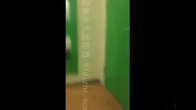 Voglio solo i tuoi germogli di bambù verdi e quelli freddi. Una coppia cinese si fa un selfie con entusiasmo in un hotel.