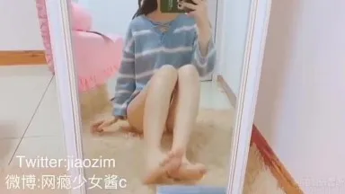 インターネット中毒の少女、Jiang C の餃子を触る自撮り写真が流出。彼女の色白で美しい脚はとても魅力的です。