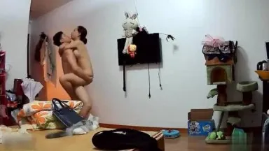 Loco registro de sexo de una pareja joven~Presionando a mi esposa contra la pared y follándola fuerte~Resulta que lo que más me gusta es apagar las luces y jugar~