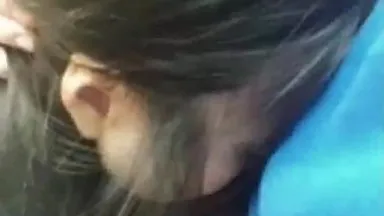 Vídeo online quente exclusivo: Linda garota de saia xadrez fazendo sexo oral no banheiro