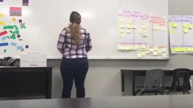 [Europa y Estados Unidos] La profesora estaba insatisfecha con sus deseos a mitad de la clase. ¡¡Sus grandes pechos fueron colocados directamente sobre la mesa para seducir a los estudiantes!!