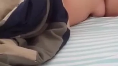 La petite amie de Tiancai était allongée nue sur le lit... et elle l'a trahie pour qu'elle mange des fruits de mer alors qu'elle n'y prêtait pas attention