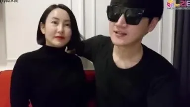 [Coreia] O cara de óculos escuros brinca com a mulher madura na palma da mão ~ Ele é tão lindo ~ Ele é tão delicioso ~