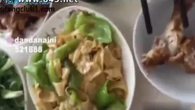 熟女控到女主管家做客 饭菜吃几样等不及开干! 中出后还蹲着慢慢滴精