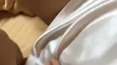 ¡La hermana Baihu aprovechó la transmisión en vivo de su novio para quitarse deliberadamente la ropa para seducirla y comenzar a comer inmediatamente después de despertar el deseo sexual!