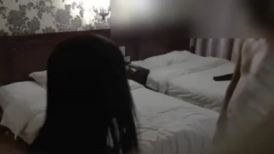 The wife secretly ran to the hotel for a date~ The young lover was fucked in various positions until she screamed with orgasm~ ?Daddy doesn’t want it~?