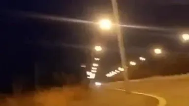 La presentadora cachonda se detuvo al costado de la carretera y esperó a que alguien se acercara a ella. Finalmente, vio a un transeúnte que la vio cara a cara. Se subió al auto y folló ferozmente.