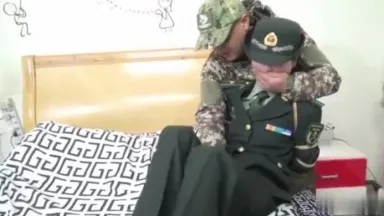 Chinese model Yu Ting~The temptation of military uniforms gives gangsters an opportunity to take advantage~Waiting for the rain to stop on the roadside~Tie up a fake dick and fuck her pussy