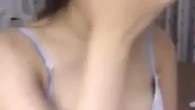 El video chat desnudo de Xiao Li Yufen. Su lengua flexible hace que la gente quiera probarlo.