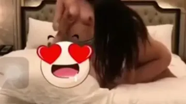 La celebrità di Internet Wang Yifei e la sua migliore amica fanno sesso tra loro come padrini! Un video 3P su larga scala diventa virale su Internet