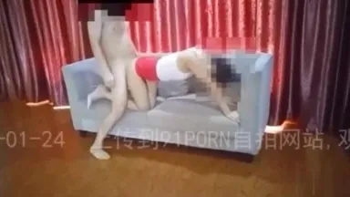 Pegue as lindas pernas longas do sofá e brinque com elas em todas as posições