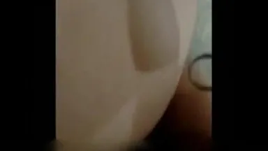 Bela alta doméstica com salto alto e meias pretas experimenta sexo anal pela primeira vez em casa 000641