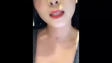 A Liu Xia, una estudiante de 22 años de la Universidad Normal de Harbin con buena apariencia, se le filtró su emocionante show debut. Se frota sus hermosos pechos e inserta sus dedos en su vagina. Está tan loca por primera vez. su rostro perfectamente. Versión Full HD 012857002227.