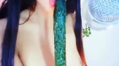 一流的長髮性感美女錶演嫩逼吃黃瓜，姑娘你受不了哥哥大雞巴幫你啊003228_2