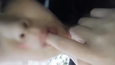 A escrava do gato Cold S Xiao Lin se expõe e se masturba, borrifa urina e se tortura 3
