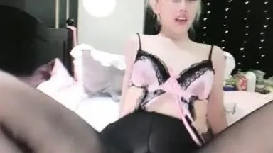 The slender blonde slut [Cream Sweetheart] in black stockings licks her feet and touches props to masturbate, licks the vibrator and fucks her pussy, it’s very tempting, don’t miss it if you like it