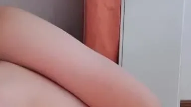A beautiful young woman with good looks masturbates in a seductive show. She puts a vibrator in her pussy and touches herself by the window. The close-up is very tempting. It’s very tempting. If you like it, don’t miss it.