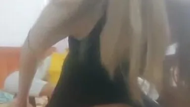 Una joven sexy con antifaz folla con dos personas y luce sus medias de una pieza sin entrepierna. Después de follar en la silla, luego folla duro sobre la cama. Si te gusta, no te lo pierdas. él.