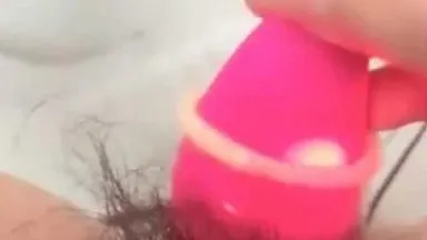 La presentadora estudiantil al aire libre Mango Flavored Orange usa un vibrador para ir a clase, camina al patio de recreo y luego se masturba después de la escuela.