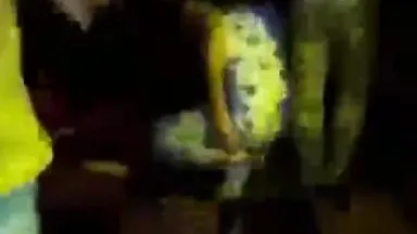 Un club nocturno ruso se sorprendió al ver a una hermosa mujer siendo devorada de abulón mientras estaba sentada en la barra.