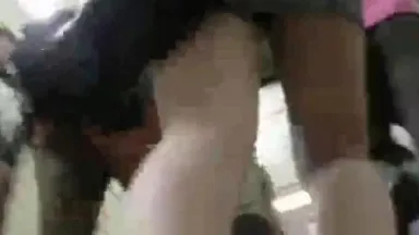 韓国の地下鉄を追いかけて短いスカートの美脚を盗撮~13