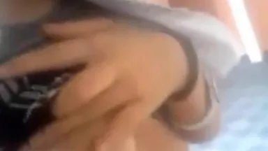 La jeune fille de 18 ans a pris un selfie et ses seins et ses ormeaux étaient plus développés que ceux de beaucoup de filles !