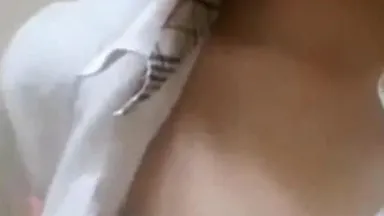 Un petit diable innocent prend un selfie de seins roses léchant et cueillant la chatte