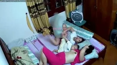 ¿La cámara inteligente de tu casa es segura? Mi hijo quiere beber de su abuela ~ Se exhiben los hermosos pechos de una mujer casada ~ (1)