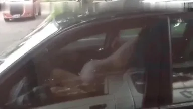 Super crazy, a man and woman in Guangzhou stripped naked on the side of the road in broad daylight and had sex while the people in the car next to them kept filming.