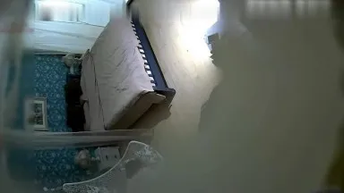 A câmera do hotel filmou secretamente uma jovem estilosa e elegante de cabelos compridos tendo um caso com seu amante em um quarto de hotel, ajoelhada no chão e comendo um pau.