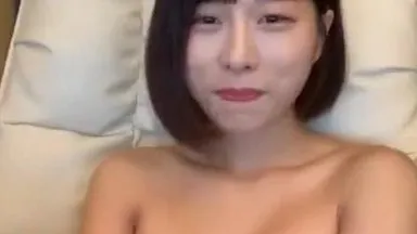 [Korea] The pretty sister with short hair~touches her pussy and makes her pussy~the sound of her vaginal fluids intertwining makes daddy hard!!