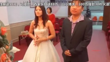 裕福な家庭の中年男性は、容姿も気性も優れた美少女と結婚し、家に帰った後、セックスをするのが待ちきれず、その表情は恍惚と欲望に満ちていて、直接射精しました。