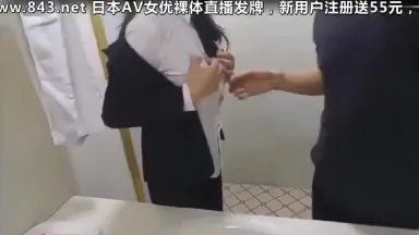 Le 91 Boge Shengshi Building a reçu un appel d'un employé de banque qui venait de quitter son travail et parlait au téléphone au directeur Wang dans la salle de bain tout en faisant l'amour. Un incontournable pour les vieux loups.