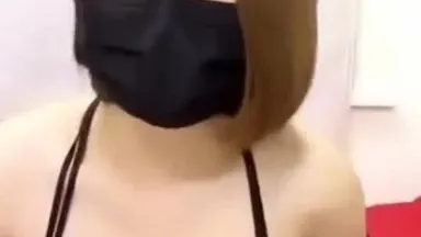 La bellezza dai capelli corti e la ragazzina carina fanno sesso con il suo bel fidanzato, i suoi capelli e il suo seno sono molto sexy