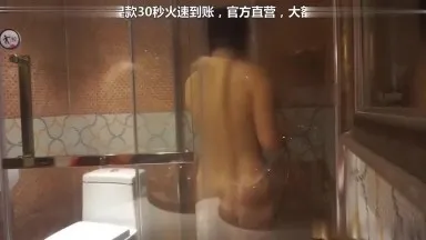 Le propriétaire d'un hôtel de loisirs haut de gamme qui aime la photographie choisit une belle technicienne aux grosses fesses pour prendre des photos du corps des femmes, puis la taquine dans un bain de canard mandarin, joue avec les pieds et fait une fellation, puis se recouche avoir des relations sexuelles passionnées.