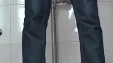 Filmada en el baño de un centro comercial. La chica de ojos grandes se quitó la mitad de la ropa.