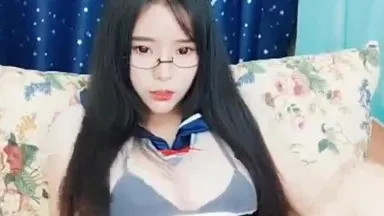 A good-looking girl with big breasts wears a sexy outfit and wears glasses. The props penetrate her anus quickly, and she moans and gasps. She is very tempting. If you like it, don’t miss it.