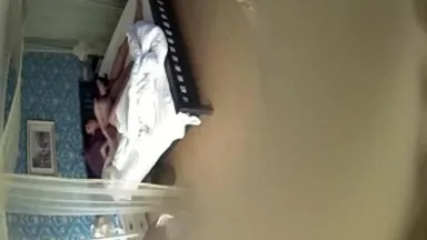 Un joven y una mujer con mucho deseo sexual son muy buenos follándose en una habitación. No contestan el teléfono y siguen follando con mucha fuerza sobre la pequeña cama. Emiten un chirrido y eyaculan sobre el vientre del chico. mujer hermosa.