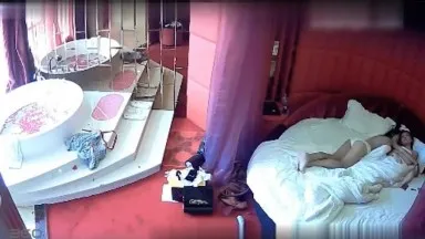 Un love hotel filmó en secreto a hermanas lesbianas apagando velas, pidiendo deseos, comiendo unos bocados y divirtiéndose en su cumpleaños. Resulta que así juegan.