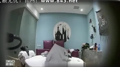 Fotografato di nascosto nella stanza del castello del love hotel. Nel pomeriggio non c'era lezione. Il ragazzo con quattro occhi e la sua ragazza si sono sistemati in una stanza. Dopo il temporale, hanno ordinato gelato e patatine fritte per ricostituire le loro energie.