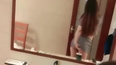 Sao Xi, a senior school girl with good looks and figure, masturbates and shows off her very tall figure. She masturbates and inserts white juice.